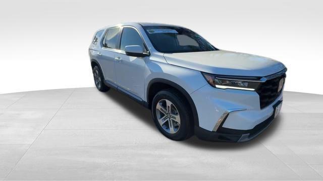 new 2025 Honda Pilot car, priced at $45,343