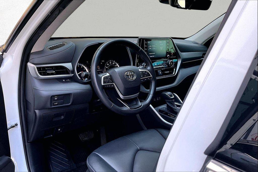 used 2022 Toyota Highlander car, priced at $39,999