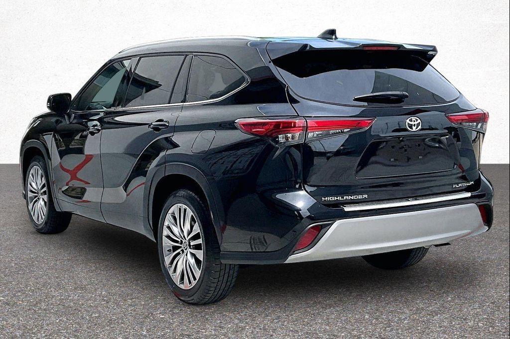 used 2023 Toyota Highlander car, priced at $40,999