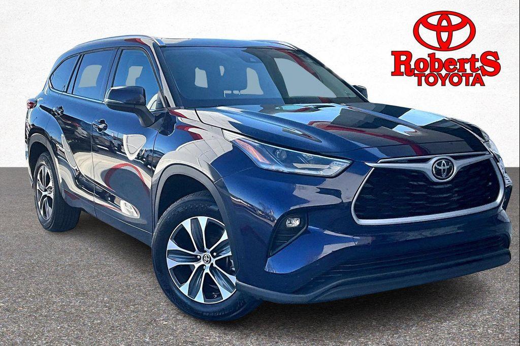 used 2021 Toyota Highlander car, priced at $28,900