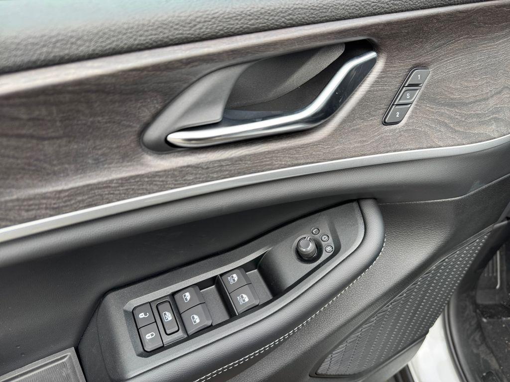 new 2025 Jeep Grand Cherokee car, priced at $44,250