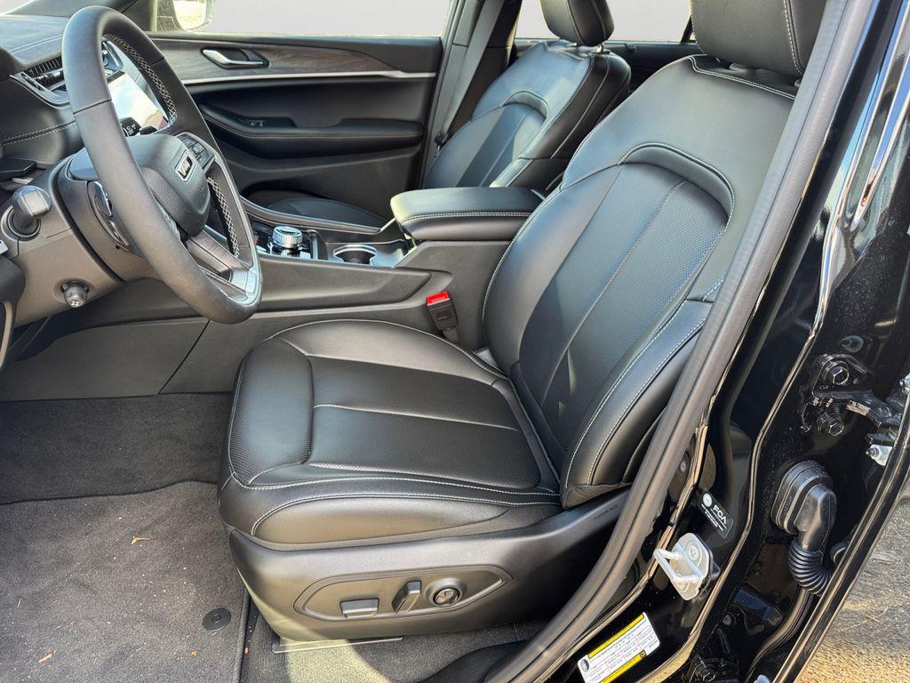 new 2025 Jeep Grand Cherokee car, priced at $44,900