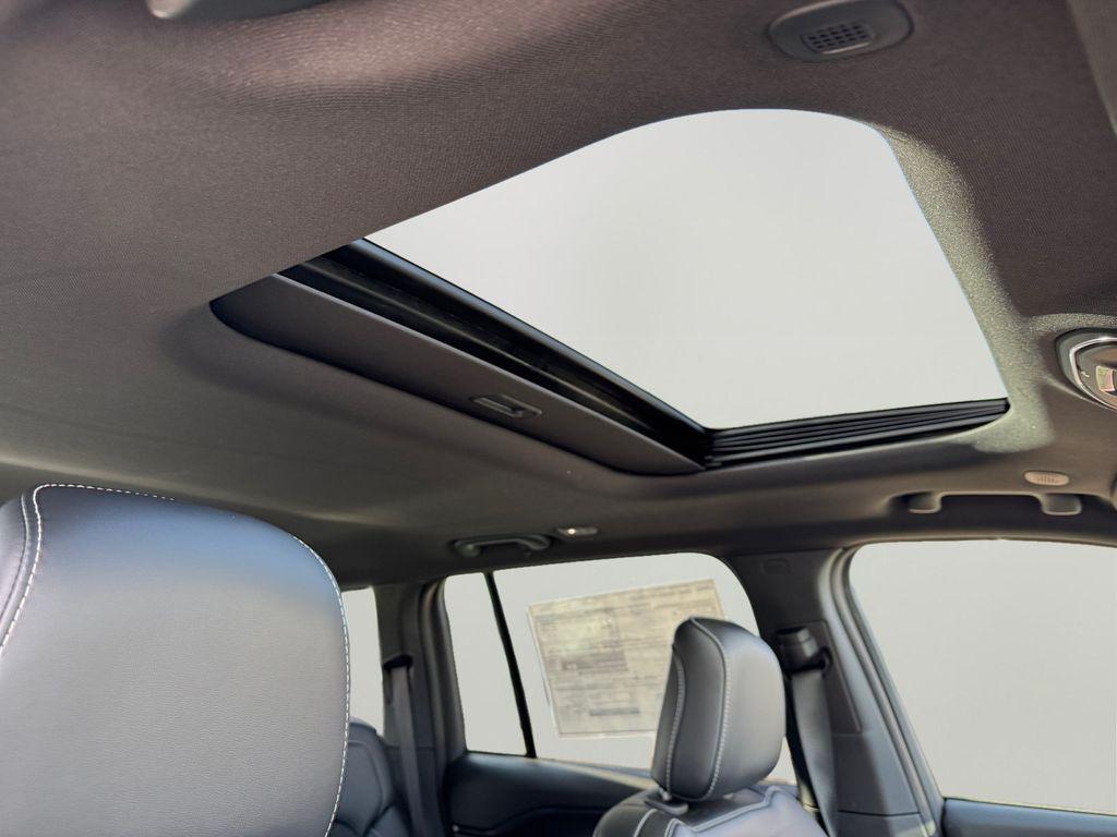 new 2025 Jeep Grand Cherokee car, priced at $42,000