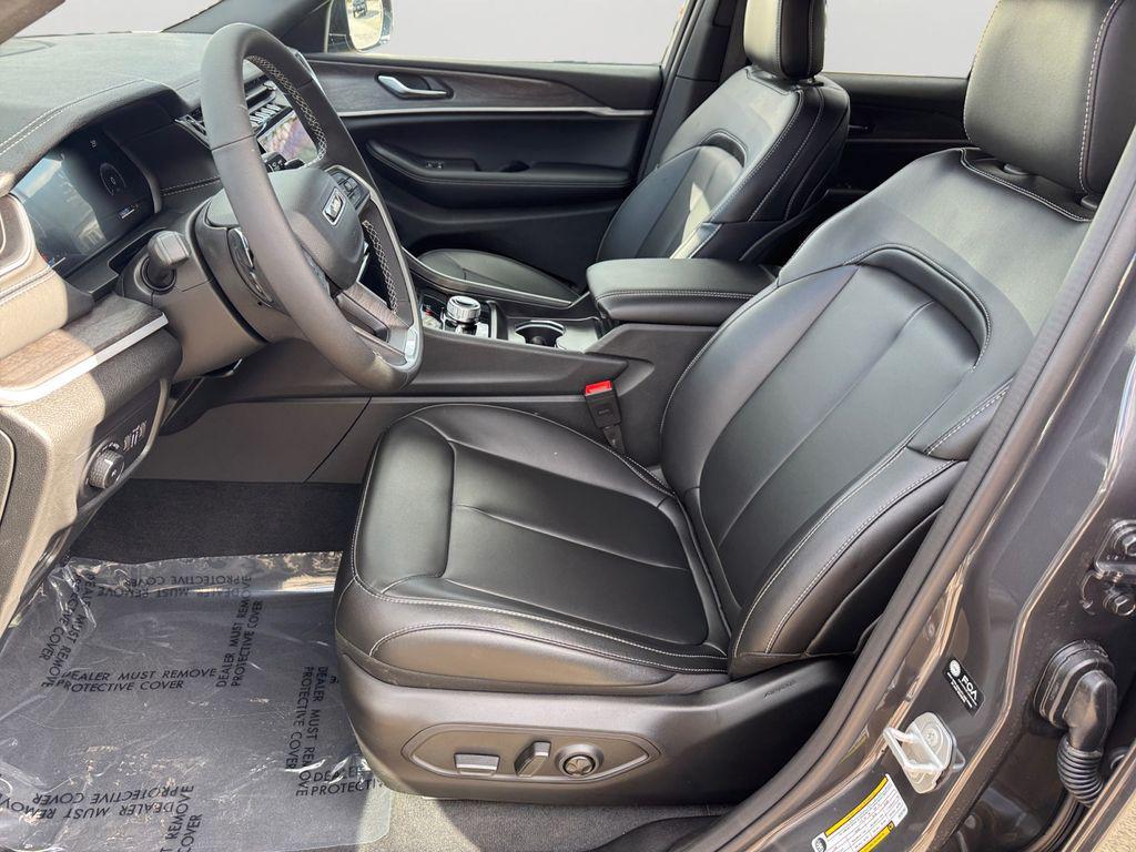 new 2025 Jeep Grand Cherokee car, priced at $40,250