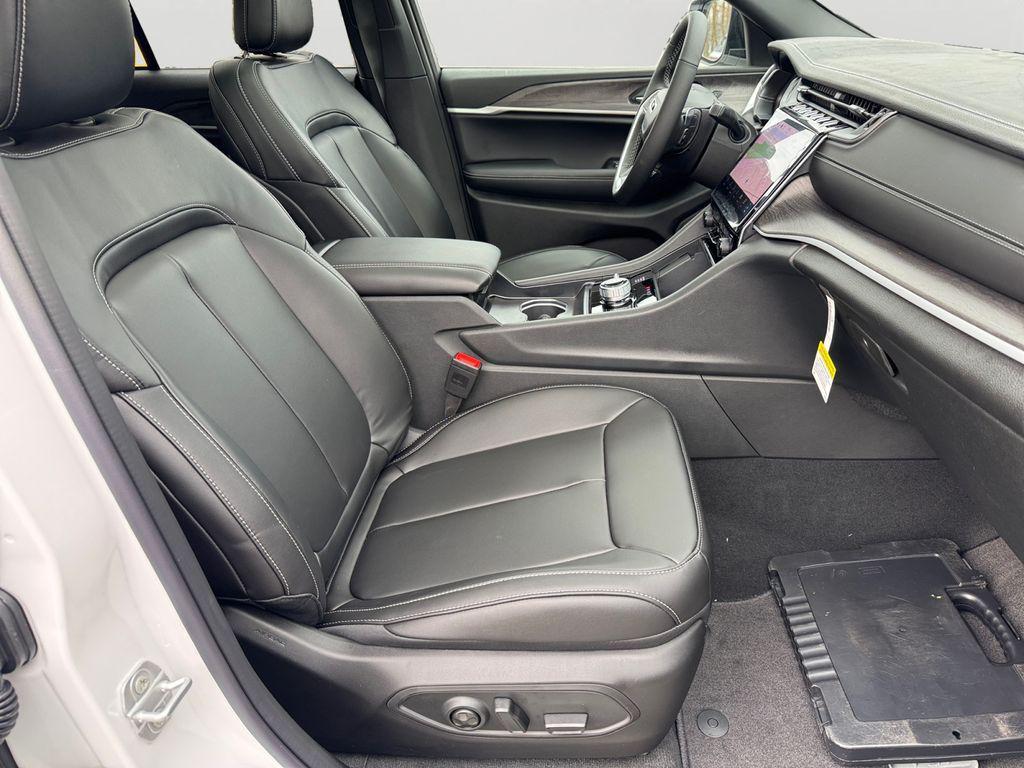 new 2025 Jeep Grand Cherokee car, priced at $42,500