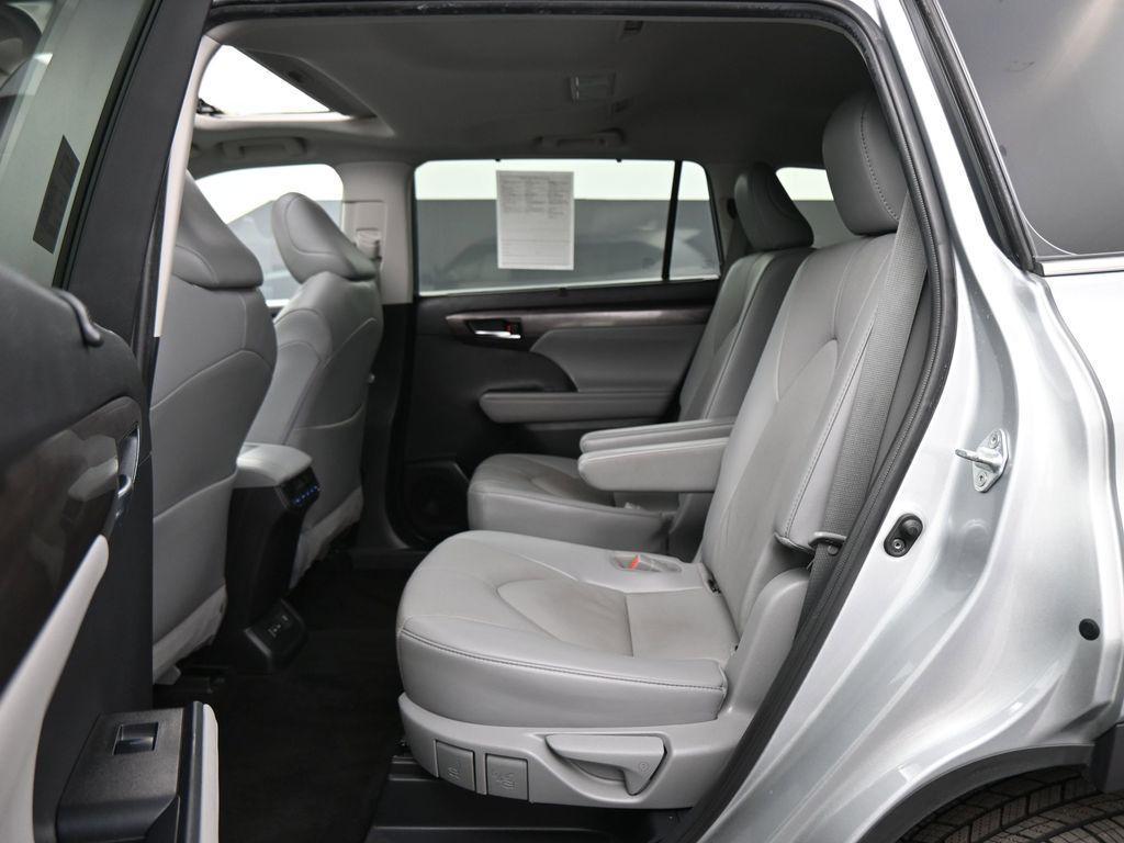 used 2022 Toyota Highlander car, priced at $30,750