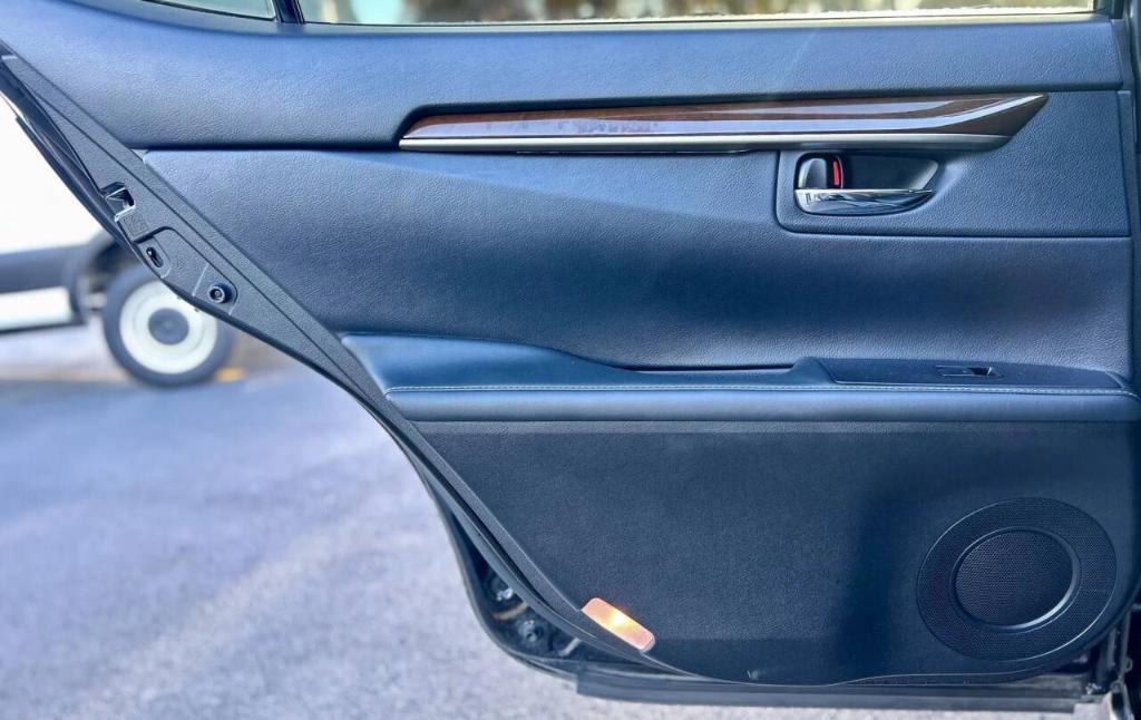 used 2015 Lexus ES 350 car, priced at $16,500