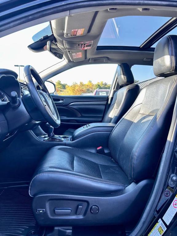 used 2018 Toyota Highlander car, priced at $28,500