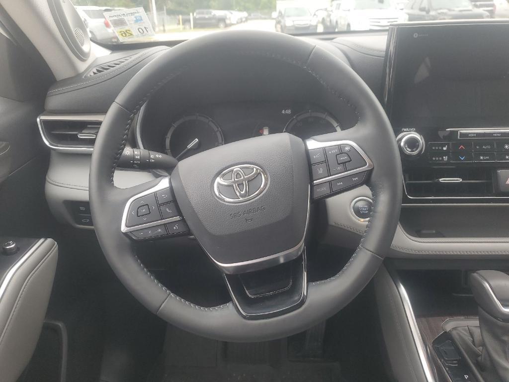 used 2021 Toyota Highlander car, priced at $30,976