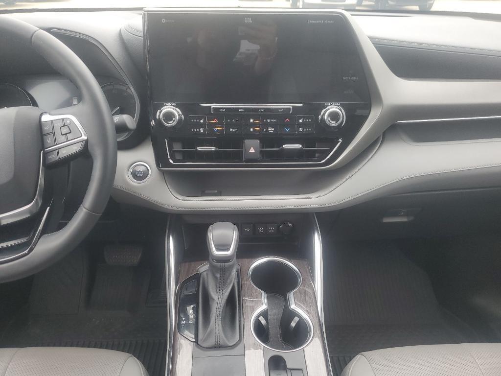used 2021 Toyota Highlander car, priced at $30,976