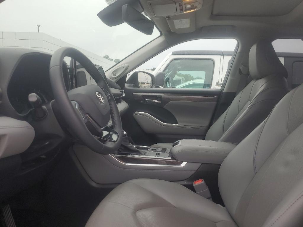 used 2021 Toyota Highlander car, priced at $30,976