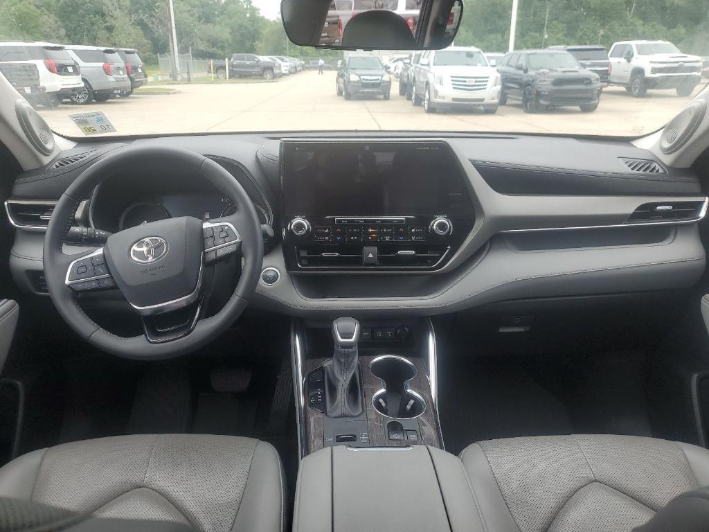 used 2021 Toyota Highlander car, priced at $30,976