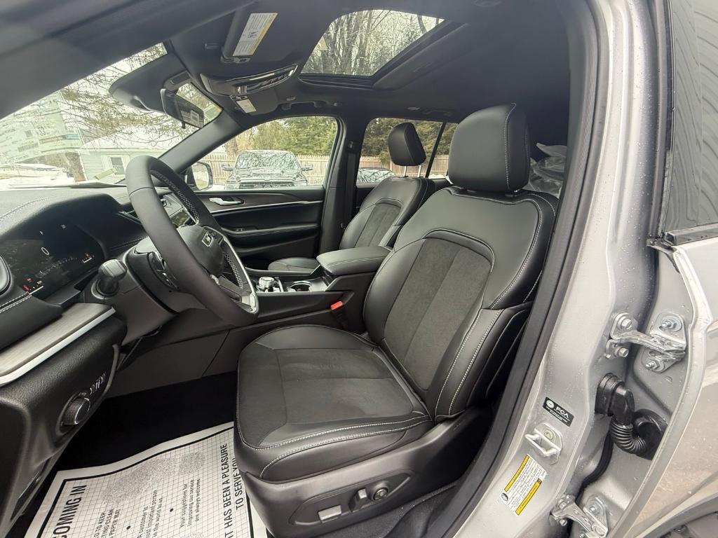 new 2026 Jeep Grand Cherokee car, priced at $49,611