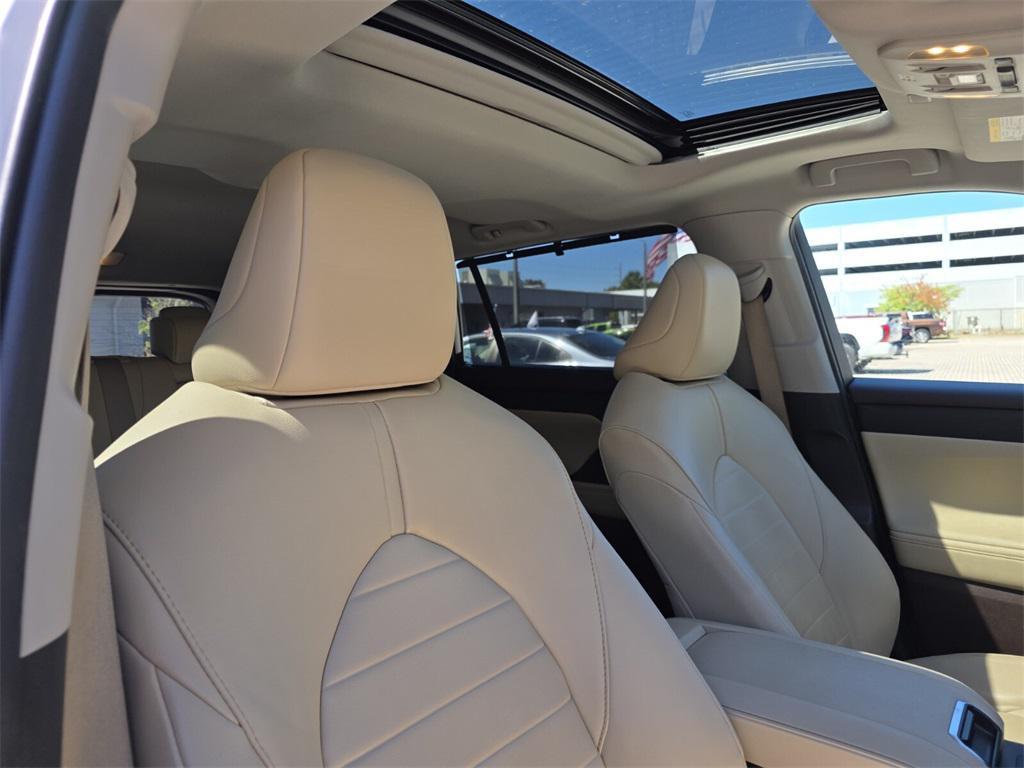 used 2022 Toyota Highlander Hybrid car, priced at $38,657