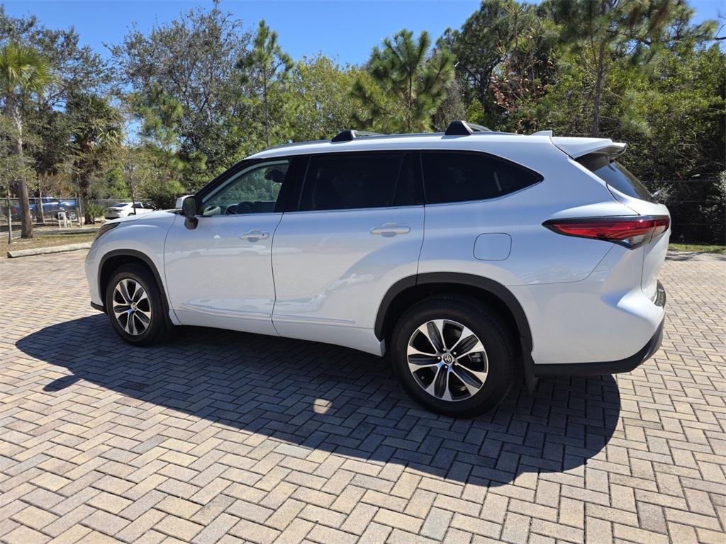 used 2022 Toyota Highlander Hybrid car, priced at $38,657