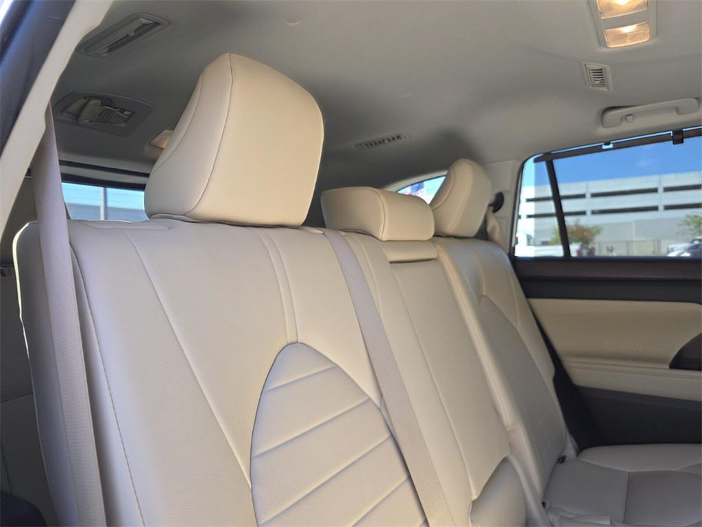 used 2022 Toyota Highlander Hybrid car, priced at $38,657