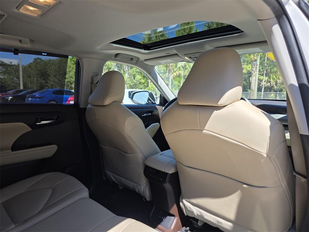 used 2022 Toyota Highlander Hybrid car, priced at $38,657