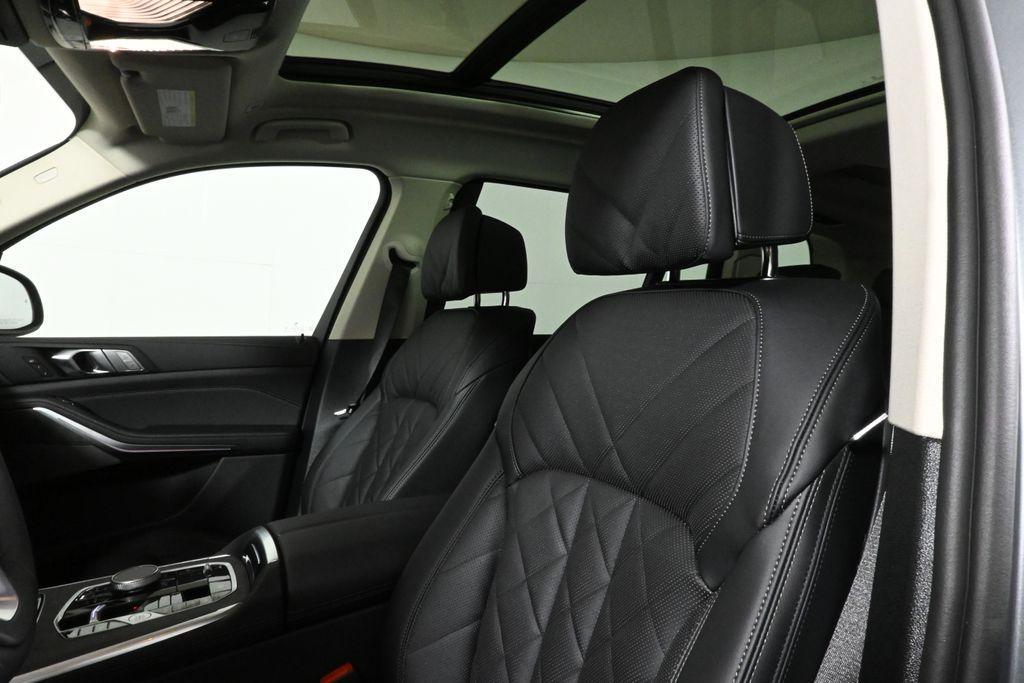 new 2026 BMW X7 car, priced at $93,625