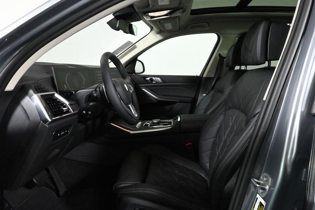 new 2026 BMW X7 car, priced at $93,625