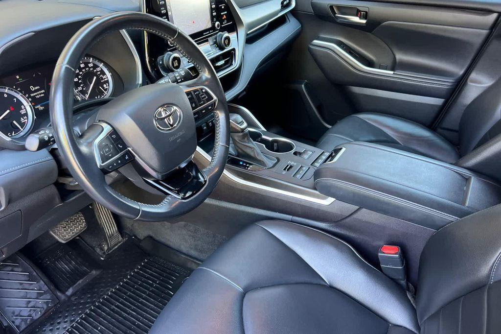 used 2021 Toyota Highlander car, priced at $32,084