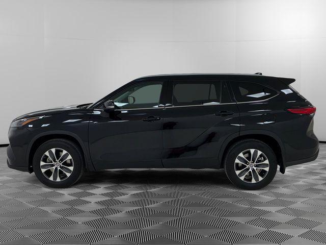 used 2022 Toyota Highlander car, priced at $40,366