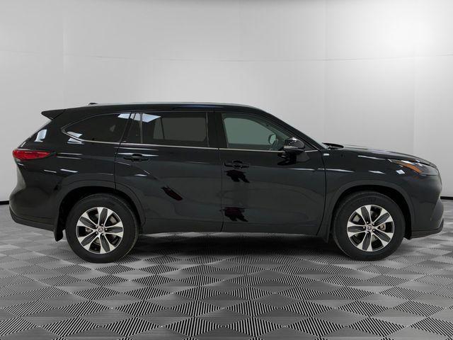 used 2022 Toyota Highlander car, priced at $40,366