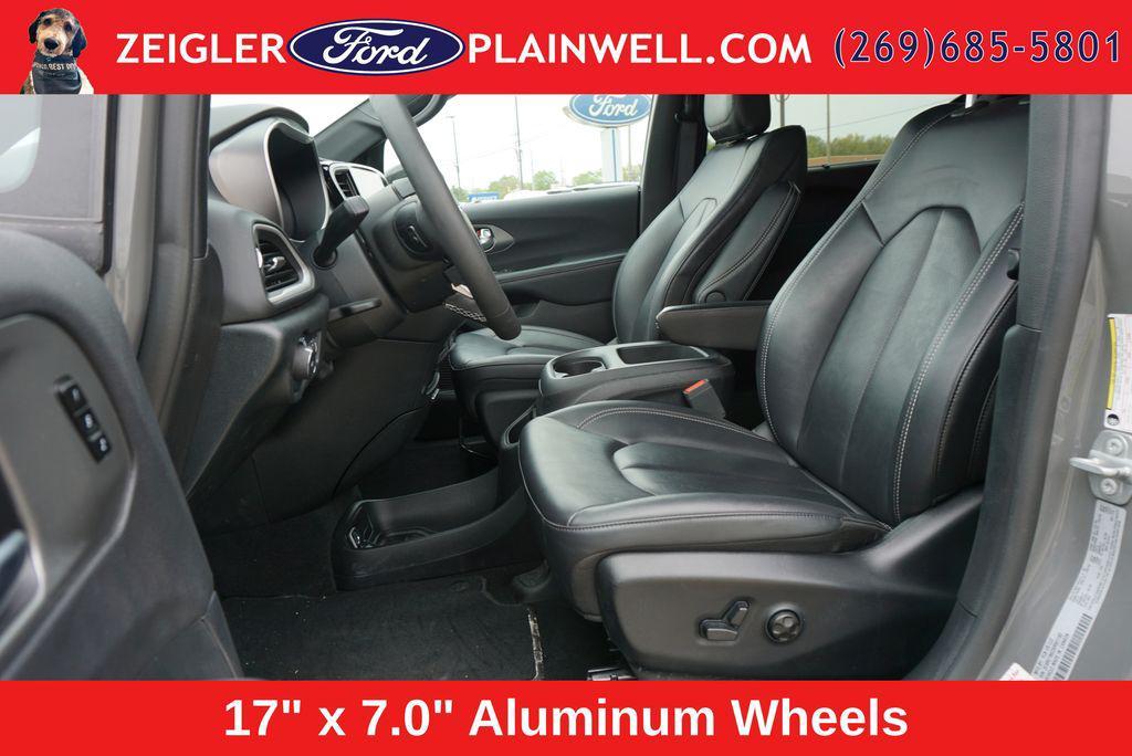 used 2025 Chrysler Pacifica car, priced at $28,494