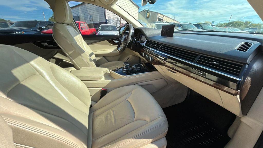 Audi Q7 view 2