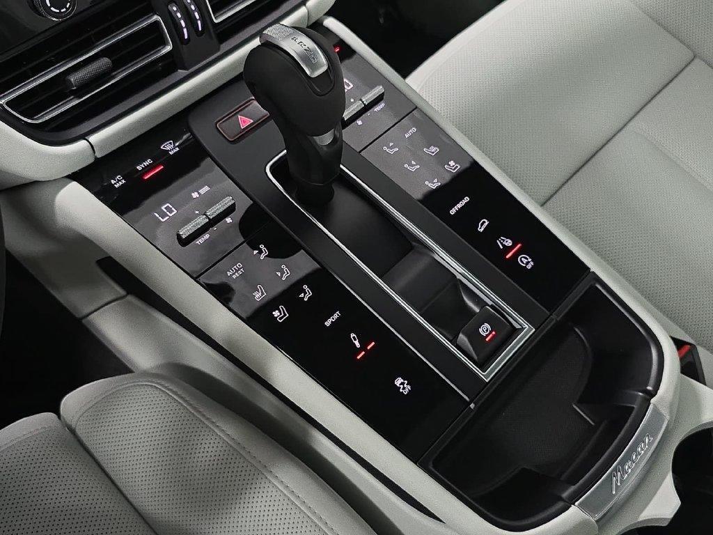 Porsche Macan view 20