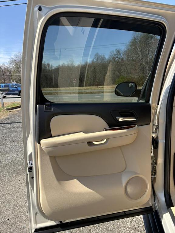 used 2007 Chevrolet Avalanche car, priced at $12,900