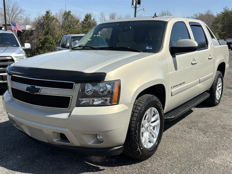 used 2007 Chevrolet Avalanche car, priced at $12,900