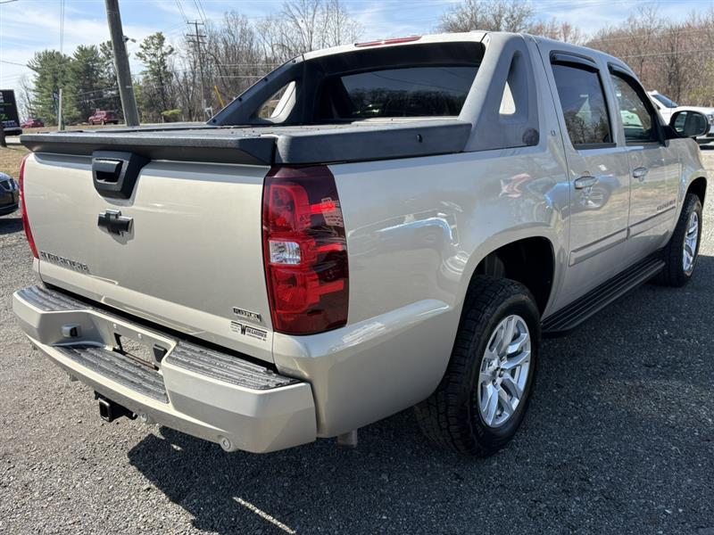 used 2007 Chevrolet Avalanche car, priced at $12,900
