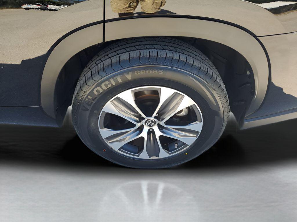 used 2024 Toyota Highlander car, priced at $32,800