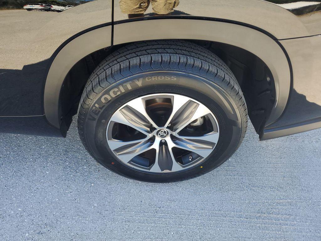 used 2024 Toyota Highlander car, priced at $34,984