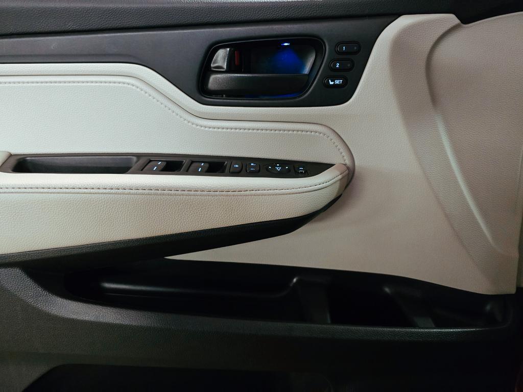 used 2025 Honda Odyssey car, priced at $33,412