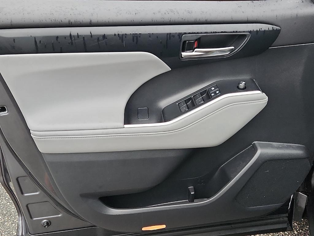 used 2020 Toyota Highlander car, priced at $28,451