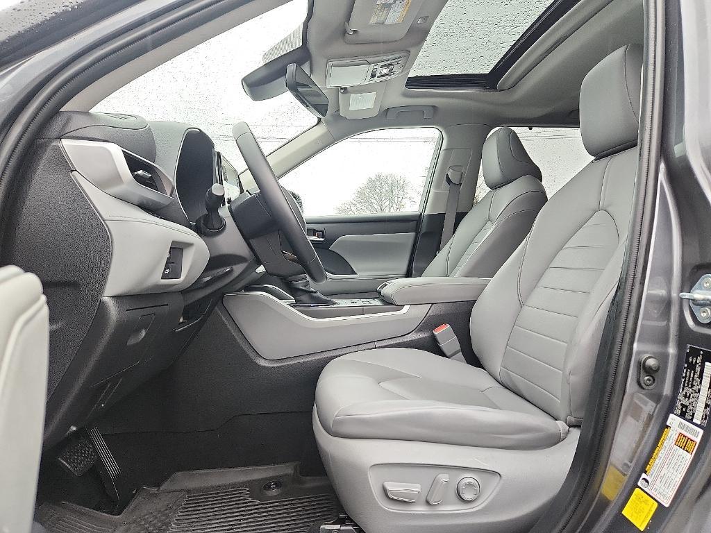 used 2020 Toyota Highlander car, priced at $28,451