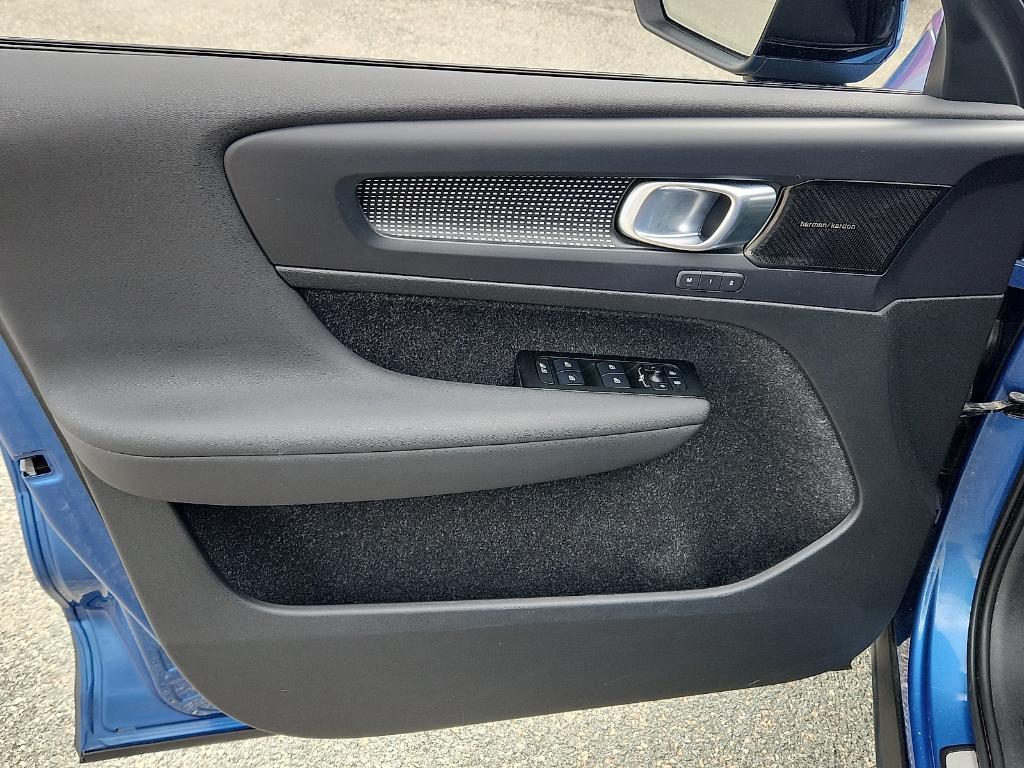 used 2021 Volvo XC40 car, priced at $22,492