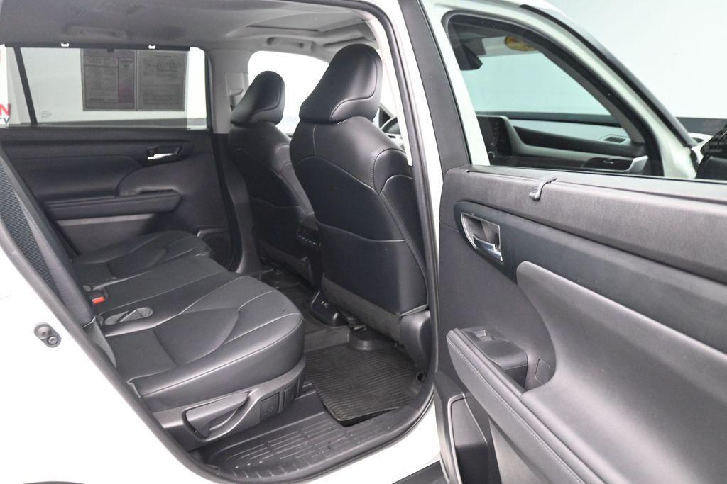 used 2021 Toyota Highlander car, priced at $29,670