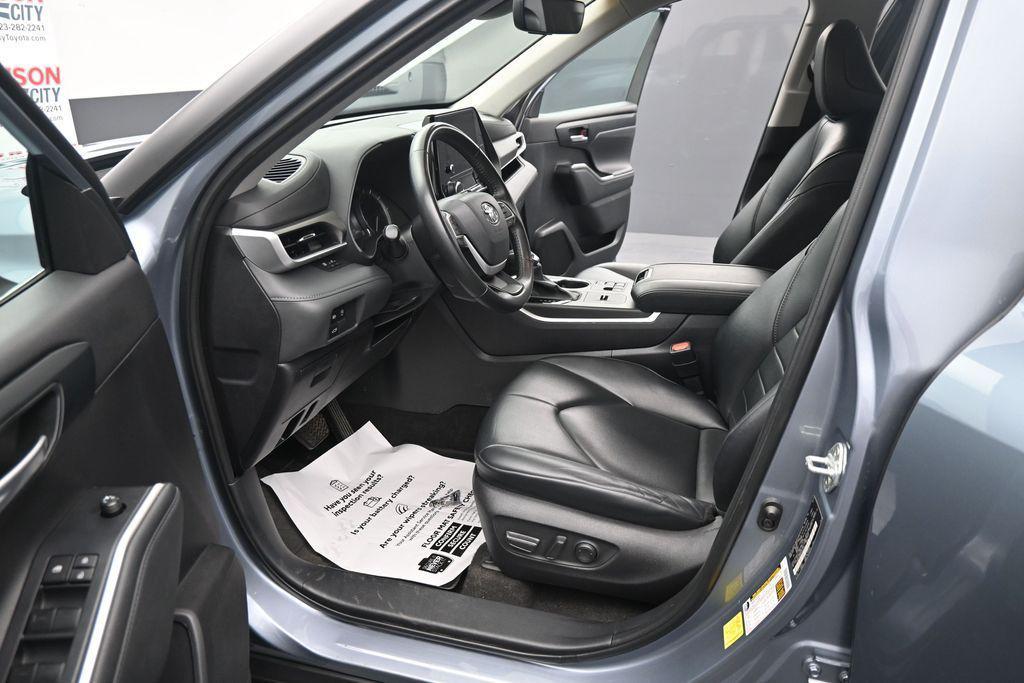 used 2023 Toyota Highlander car, priced at $34,008