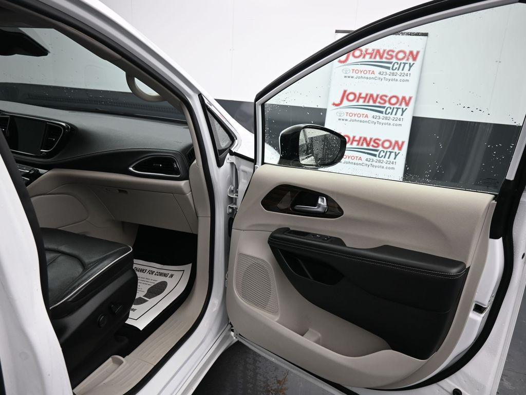 used 2023 Chrysler Pacifica car, priced at $23,058