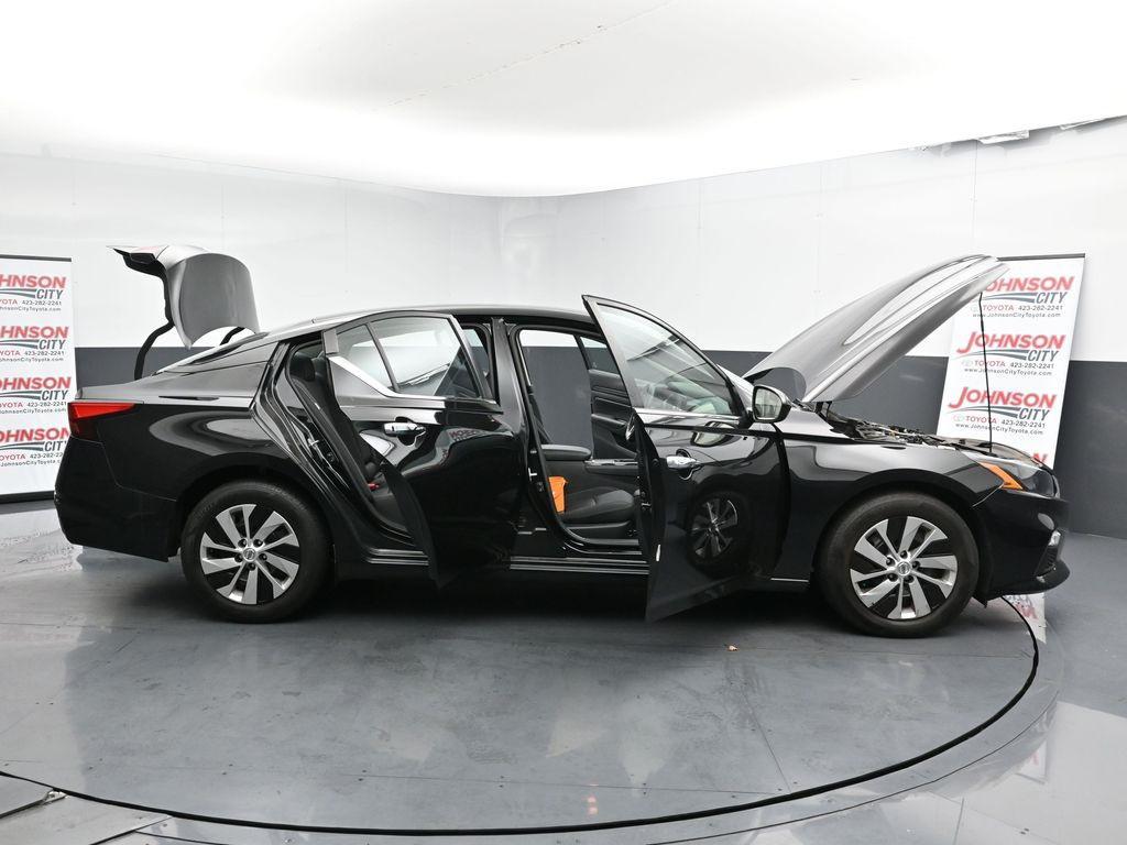 2022 Super Black Clearcoat Nissan Altima