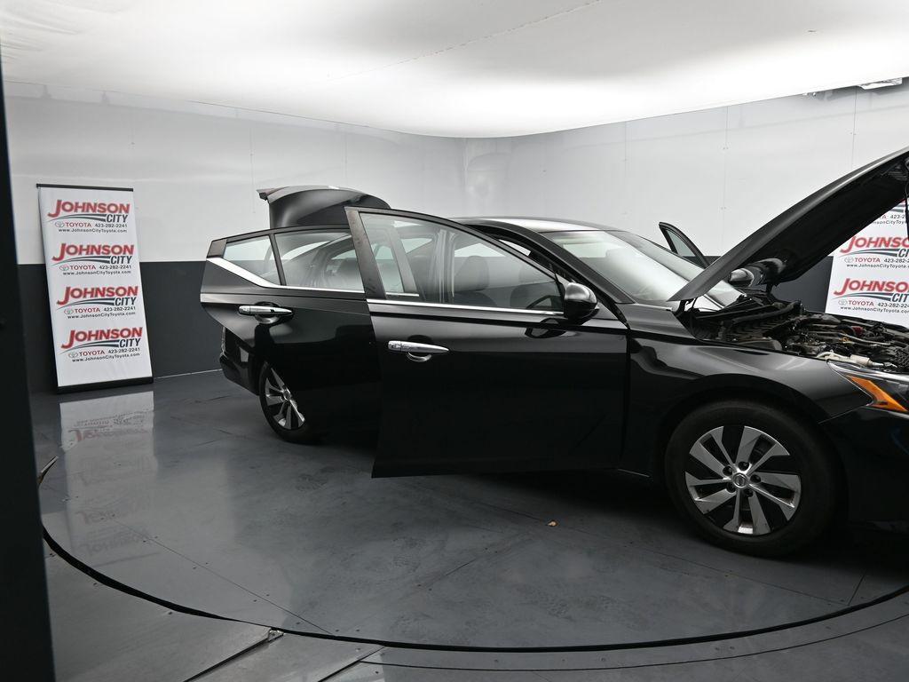 2022 Super Black Clearcoat Nissan Altima