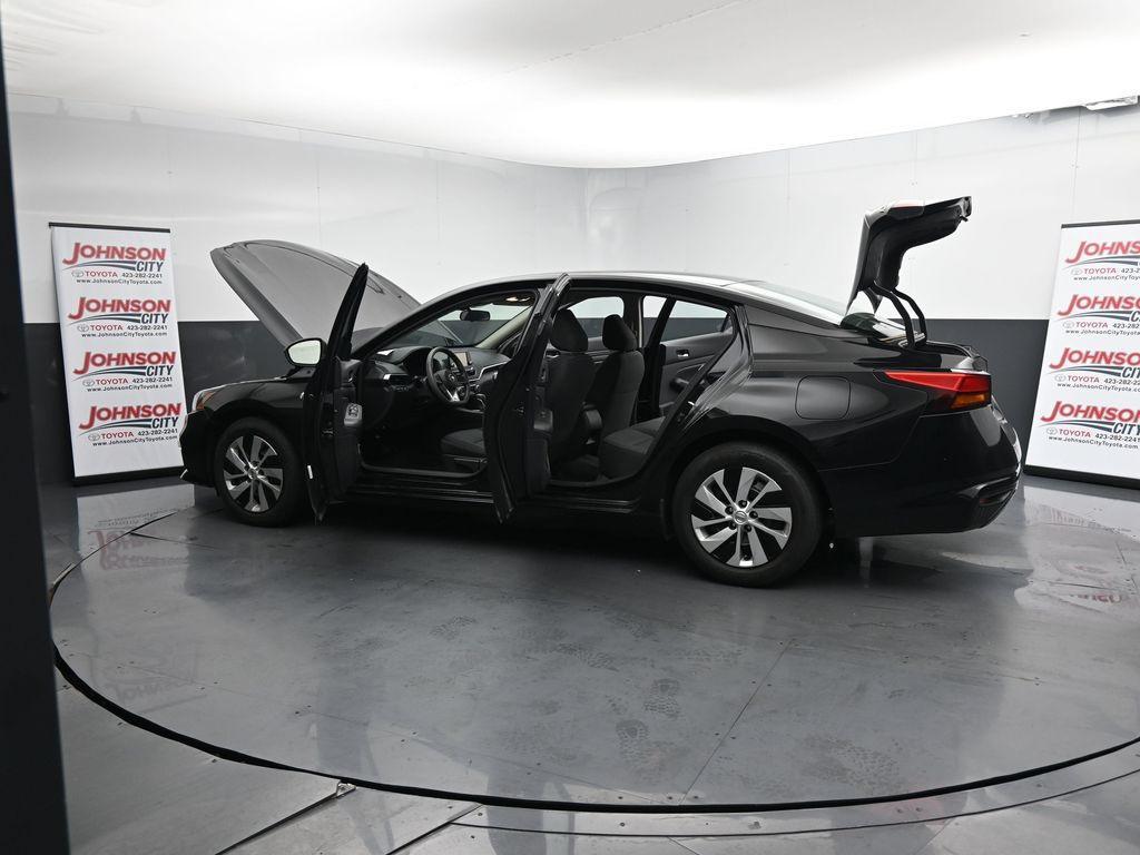 2022 Super Black Clearcoat Nissan Altima