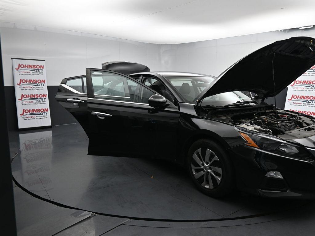 2022 Super Black Clearcoat Nissan Altima