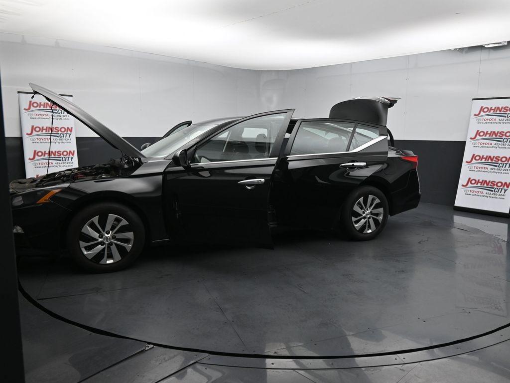 2022 Super Black Clearcoat Nissan Altima