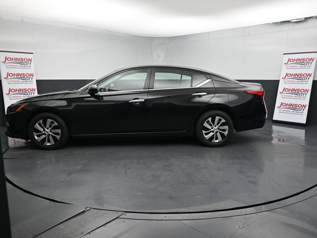 2022 Super Black Clearcoat Nissan Altima