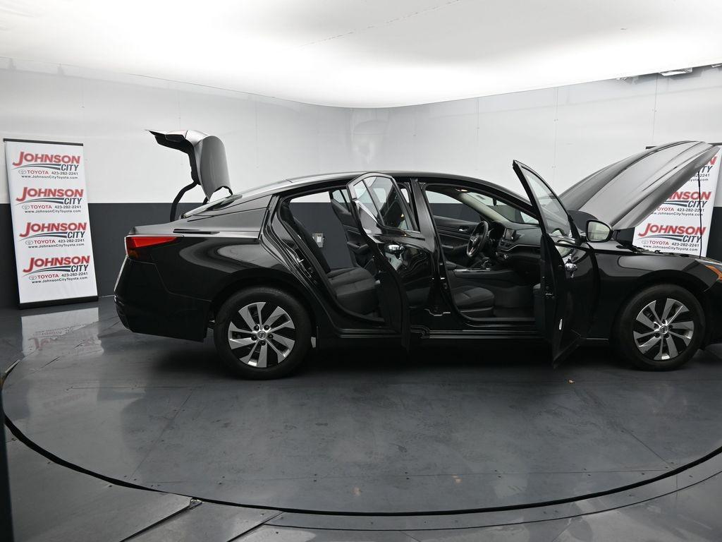 2022 Super Black Clearcoat Nissan Altima