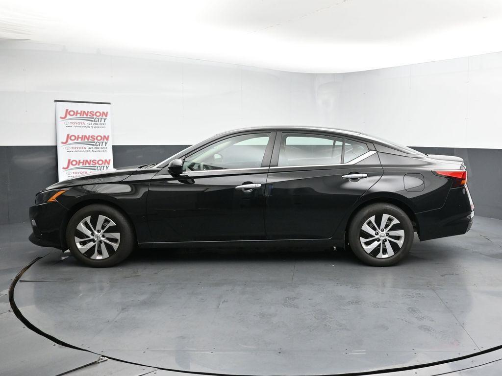 2022 Super Black Clearcoat Nissan Altima