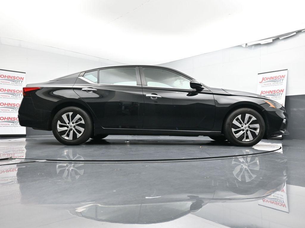 2022 Super Black Clearcoat Nissan Altima